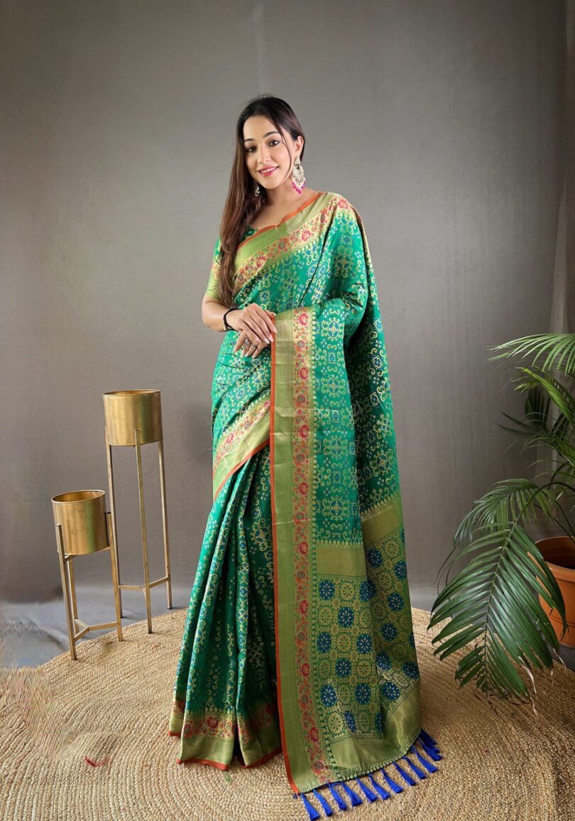 GREEN PATOLA SILK ZARI WEAVING SAREE - Image 2