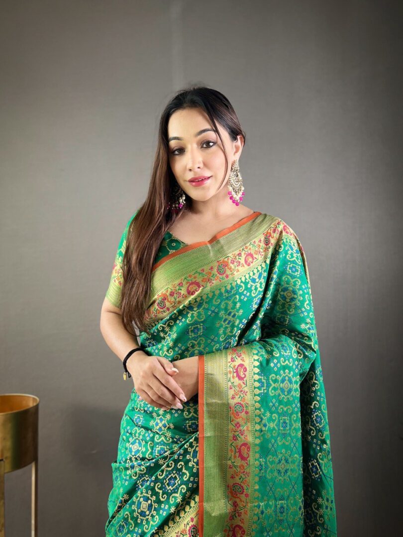 GREEN PATOLA SILK ZARI WEAVING SAREE - Image 3